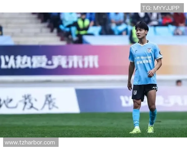 我心中的足球英雄他用激情与努力书写传奇人生 我心中的足球英雄他用激情与努力书写传奇人生