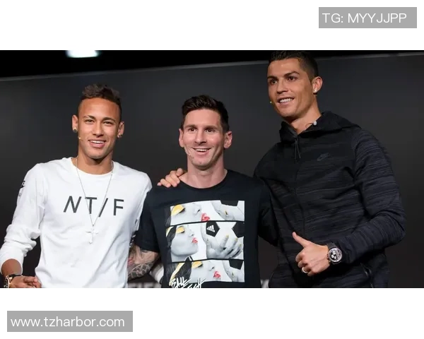 现役足球明星同框合影展现绿茵场上的友谊与竞争精神